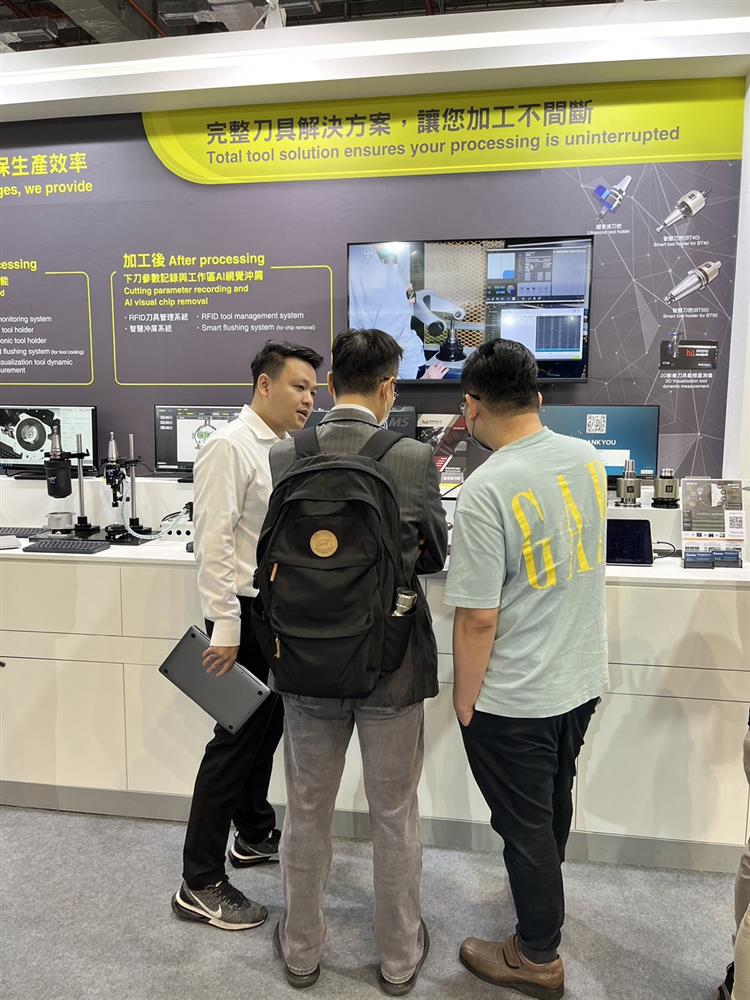 TMTS 2024 - Thanks industrial experts for visiting and learning about HIT new product - CNC on-machine 2D visualization tool dynamic measurement instrument at Tongtai booth